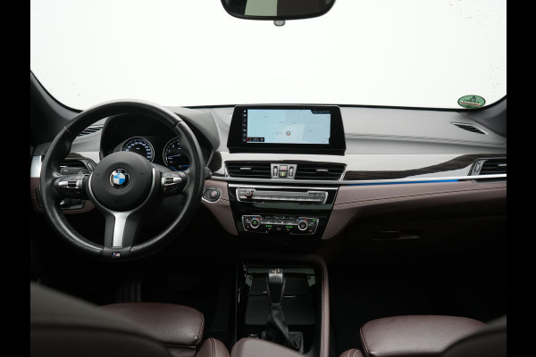 BMW X1 xDrive25e X Line Plug In Hybrid 221pk Dealer O.H. PHEV | Panodak | Head Up | Camera | Stuur Verwarmd | Lederen Sportstoelen Verwarmd | Hifi Audio | Adaptive LED | Sfeerverlichting | Cruise Control | Navigatie | DAB |
