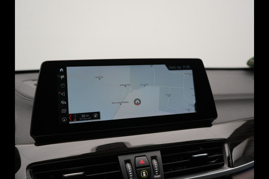 BMW X1 xDrive25e X Line Plug In Hybrid 221pk Dealer O.H. PHEV | Panodak | Head Up | Camera | Stuur Verwarmd | Lederen Sportstoelen Verwarmd | Hifi Audio | Adaptive LED | Sfeerverlichting | Cruise Control | Navigatie | DAB |