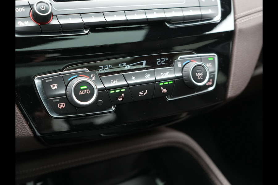 BMW X1 xDrive25e X Line Plug In Hybrid 221pk Dealer O.H. PHEV | Panodak | Head Up | Camera | Stuur Verwarmd | Lederen Sportstoelen Verwarmd | Hifi Audio | Adaptive LED | Sfeerverlichting | Cruise Control | Navigatie | DAB |