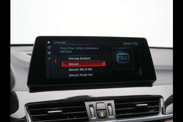 BMW X1 xDrive25e X Line Plug In Hybrid 221pk Dealer O.H. PHEV | Panodak | Head Up | Camera | Stuur Verwarmd | Lederen Sportstoelen Verwarmd | Hifi Audio | Adaptive LED | Sfeerverlichting | Cruise Control | Navigatie | DAB |