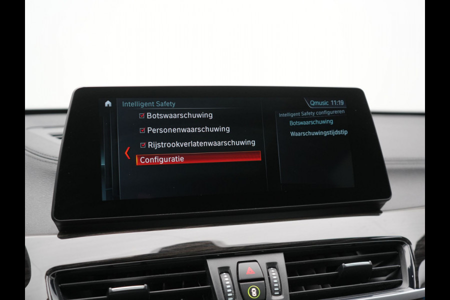 BMW X1 xDrive25e X Line Plug In Hybrid 221pk Dealer O.H. PHEV | Panodak | Head Up | Camera | Stuur Verwarmd | Lederen Sportstoelen Verwarmd | Hifi Audio | Adaptive LED | Sfeerverlichting | Cruise Control | Navigatie | DAB |