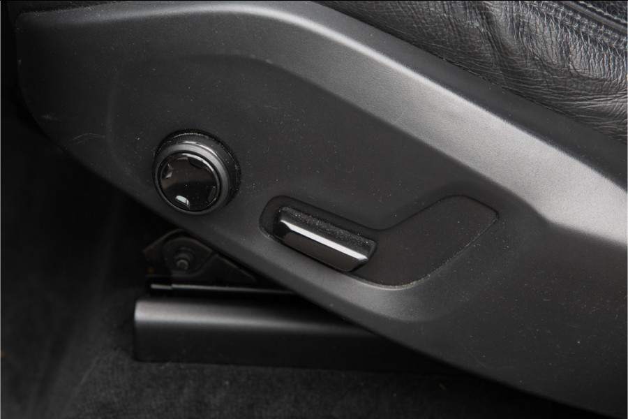 Volvo XC60 2.0 T8 Twin Engine AWD R-Design Pano, Leder