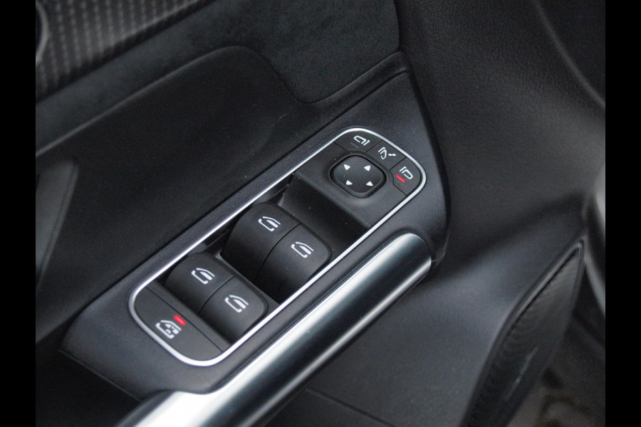 Mercedes-Benz EQA 250 Business Solution AMG 67 kWh | SOH 97% | Panoramadak | Head-Up Display | 360 Camera | Sfeerverlichting | NL-Auto |