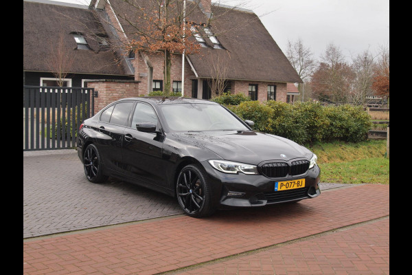 BMW 3-serie 320e Business Edition Plus | 19 Inch | Camera | Leer | Sfeerverlichting | Laserlight |  NL-Auto |