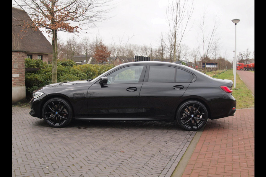 BMW 3-serie 320e Business Edition Plus | 19 Inch | Camera | Leer | Sfeerverlichting | Laserlight |  NL-Auto |
