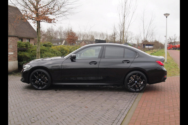 BMW 3-serie 320e Business Edition Plus | 19 Inch | Camera | Leer | Sfeerverlichting | Laserlight |  NL-Auto |