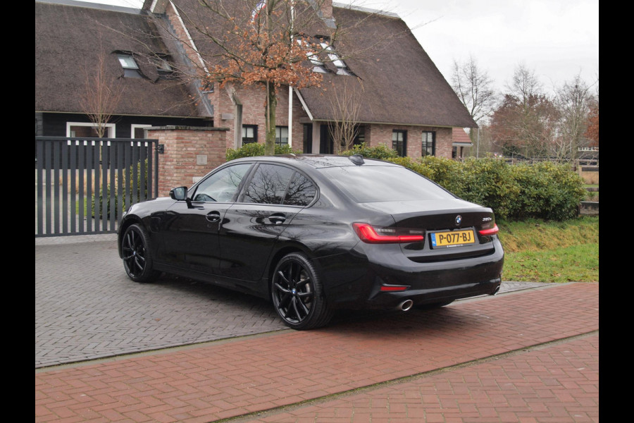 BMW 3-serie 320e Business Edition Plus | 19 Inch | Camera | Leer | Sfeerverlichting | Laserlight |  NL-Auto |