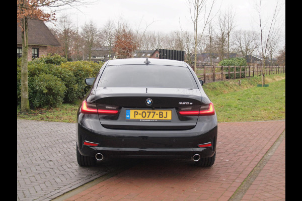 BMW 3-serie 320e Business Edition Plus | 19 Inch | Camera | Leer | Sfeerverlichting | Laserlight |  NL-Auto |
