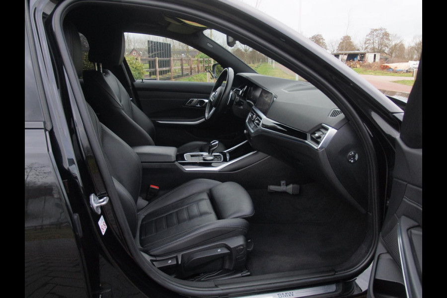 BMW 3-serie 320e Business Edition Plus | 19 Inch | Camera | Leer | Sfeerverlichting | Laserlight |  NL-Auto |
