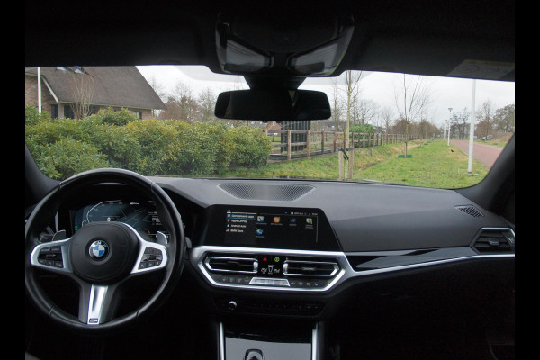 BMW 3-serie 320e Business Edition Plus | 19 Inch | Camera | Leer | Sfeerverlichting | Laserlight |  NL-Auto |