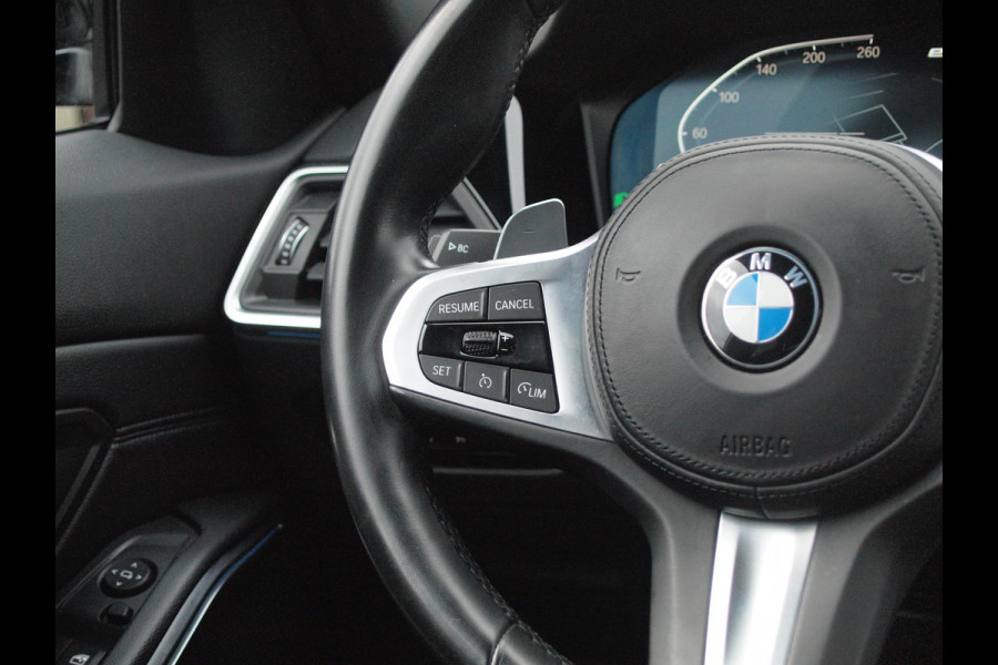 BMW 3-serie 320e Business Edition Plus | 19 Inch | Camera | Leer | Sfeerverlichting | Laserlight |  NL-Auto |