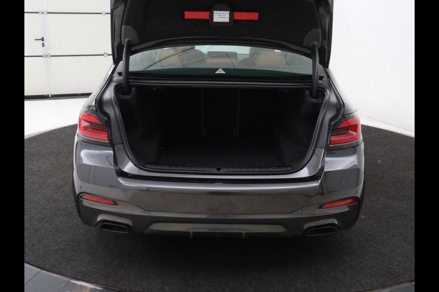 BMW 5 Serie 530i M Sport | Head-Up | Adaptive cruise | Leder | Harman/Kardon | Laserlicht | 360 Camera | Stoelverwarming | Carplay | Navigatie | Sportstoelen | Dodehoek detectie | Stuurverwarming | Live Cockpit