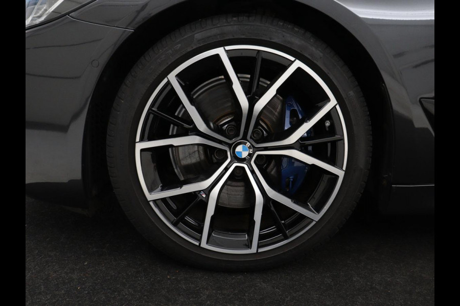 BMW 5 Serie 530i M Sport | Head-Up | Adaptive cruise | Leder | Harman/Kardon | Laserlicht | 360 Camera | Stoelverwarming | Carplay | Navigatie | Sportstoelen | Dodehoek detectie | Stuurverwarming | Live Cockpit