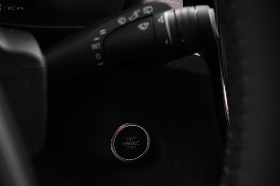 Volvo XC40 1.5 T5 Plug-in hybrid Plus Dark Volvo XC40 1.5 T5 Recharge Plus Dark | Navigatie | Climate Control | Adaptive Cruise Control  | 18"LMV | Parkeer sensoren | Dab | Led