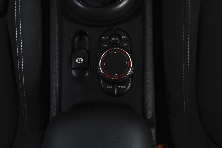 MINI Clubman 1.5 One Chili 100 PK | Cruise | Stoelverw. | Harman/Kardon | PDC | Camera | NAV + App. Connect | ECC | LM 18" |