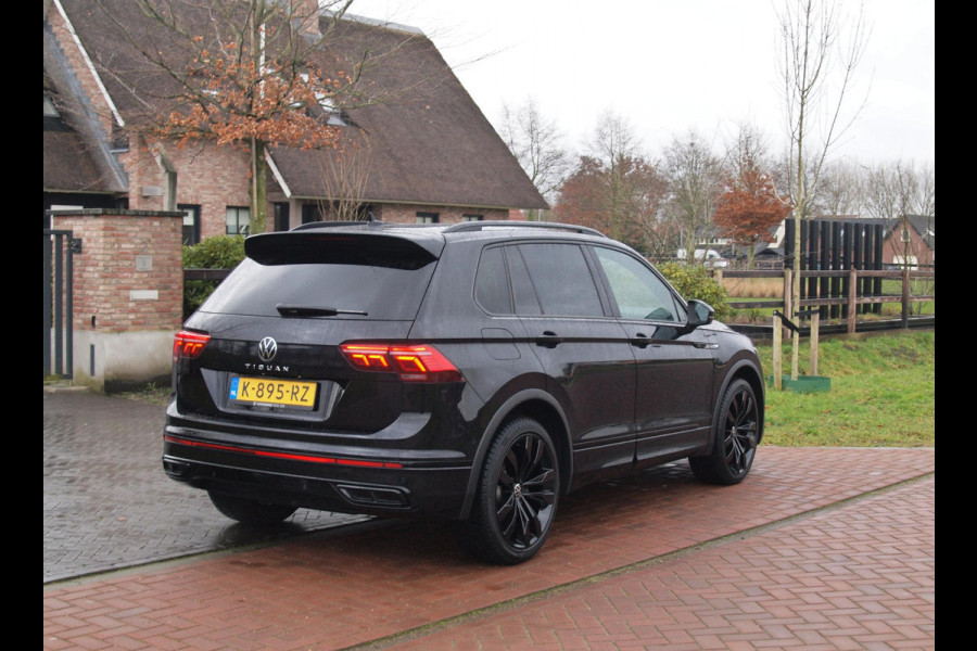 Volkswagen Tiguan 1.5 TSI R-Line Business+ | Black Style | Sfeerverlichting | Leer | Virtual Cockpit | Apple Carplay | NL-Auto |