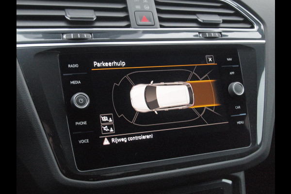 Volkswagen Tiguan 1.5 TSI R-Line Business+ | Black Style | Sfeerverlichting | Leer | Virtual Cockpit | Apple Carplay | NL-Auto |