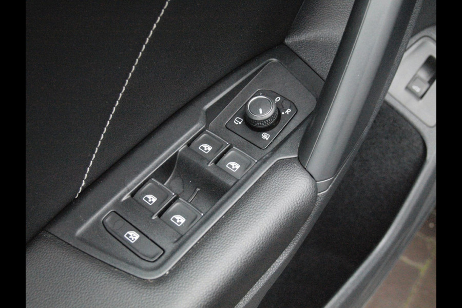 Volkswagen Tiguan 1.5 TSI R-Line Business+ | Black Style | Sfeerverlichting | Leer | Virtual Cockpit | Apple Carplay | NL-Auto |