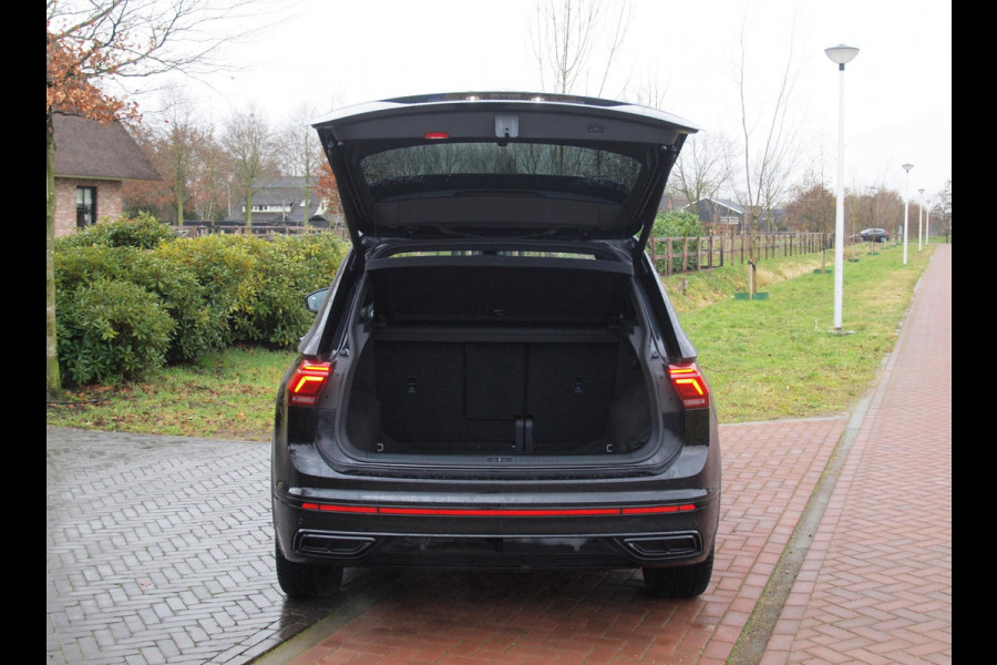 Volkswagen Tiguan 1.5 TSI R-Line Business+ | Black Style | Sfeerverlichting | Leer | Virtual Cockpit | Apple Carplay | NL-Auto |