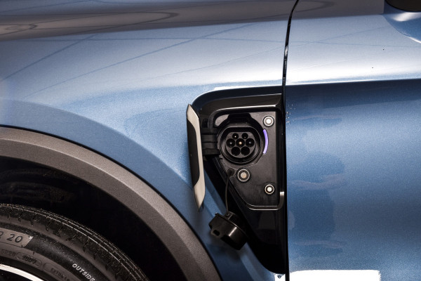 Lynk & Co 01 1.5 PHEV 261PK MY22 | Trekhaak | 360 Camera | 7.4 kWh Boordlader | S/K-panodak | Adapt. Cruise | Memory | Elek. klep | LM 20" |