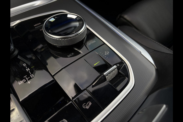 BMW X5 xDrive45e High Executive M-Sport l Sky Lounge l Achteras best. l M-Perf. Stoelen l Panorama l Softclose