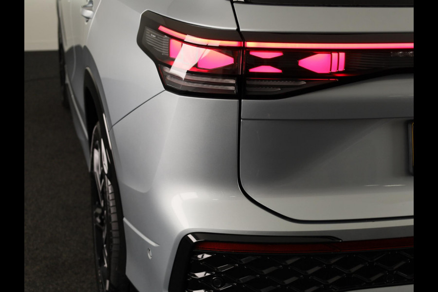 Volkswagen Tayron 1.5 eHybrid R-Line Edition 204PK | Automaat (DSG) | Panoramadak | Black Style pakket | Wegklapbare trekhaak | Verlengde garantie