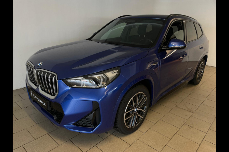 BMW X1 XDrive30e M Pakket 327PK AUTOMAAT AIRCO NAVI CRUISE BT STUURVERWARMING 360 CAMERA LED MET LAK TREKHAAK CENT VERG NIEUWSTAAT