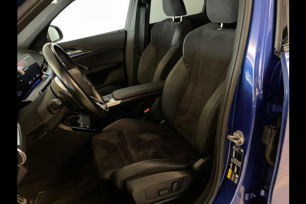 BMW X1 XDrive30e M Pakket 327PK AUTOMAAT AIRCO NAVI CRUISE BT STUURVERWARMING 360 CAMERA LED MET LAK TREKHAAK CENT VERG NIEUWSTAAT