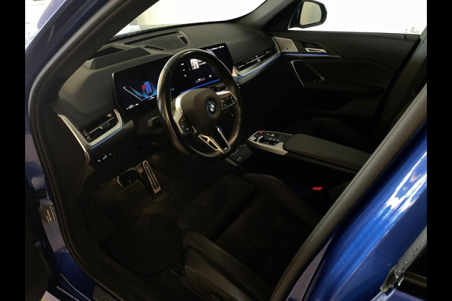 BMW X1 XDrive30e M Pakket 327PK AUTOMAAT AIRCO NAVI CRUISE BT STUURVERWARMING 360 CAMERA LED MET LAK TREKHAAK CENT VERG NIEUWSTAAT