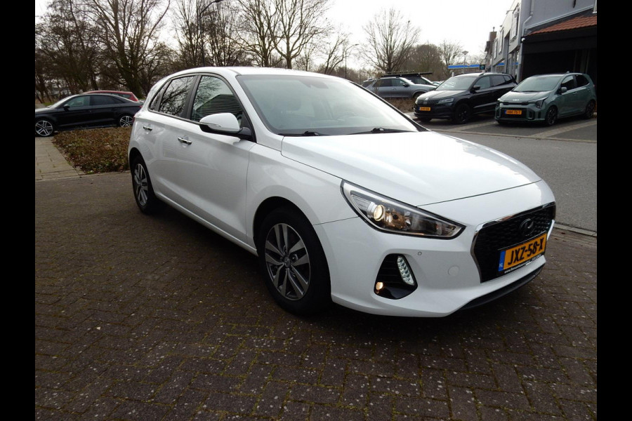 Hyundai i30 1.0 T-GDI*NAVI*CR CONTR*CAMERA*KEYLESS*
