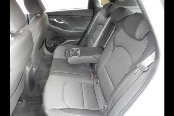 Hyundai i30 1.0 T-GDI*NAVI*CR CONTR*CAMERA*KEYLESS*