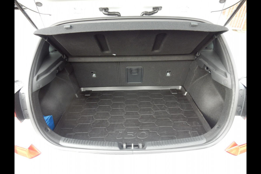 Hyundai i30 1.0 T-GDI*NAVI*CR CONTR*CAMERA*KEYLESS*