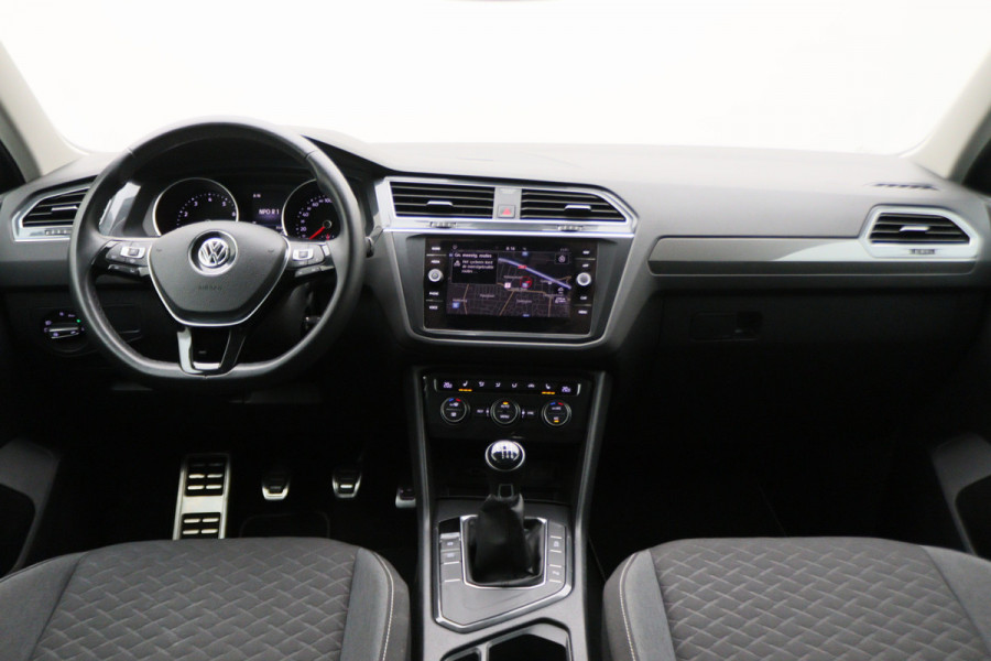 Volkswagen Tiguan 1.5 TSI ACT Comfortline Business LED, Navigatie, ACC, Trekhaak, Lane Assist, PDC