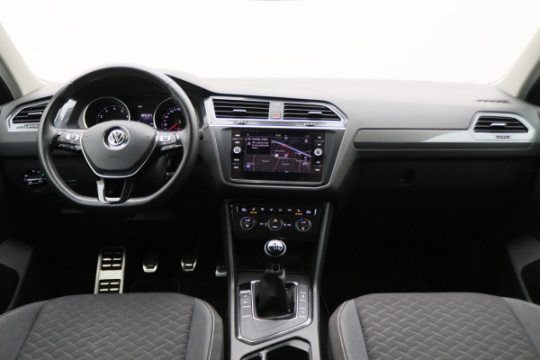 Volkswagen Tiguan 1.5 TSI ACT Comfortline Business LED, Navigatie, ACC, Trekhaak, Lane Assist, PDC