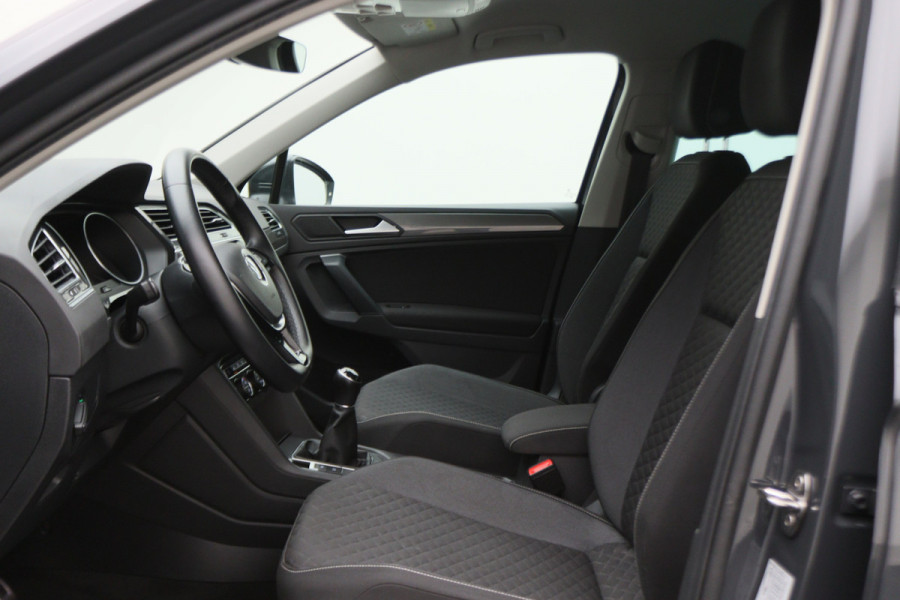 Volkswagen Tiguan 1.5 TSI ACT Comfortline Business LED, Navigatie, ACC, Trekhaak, Lane Assist, PDC