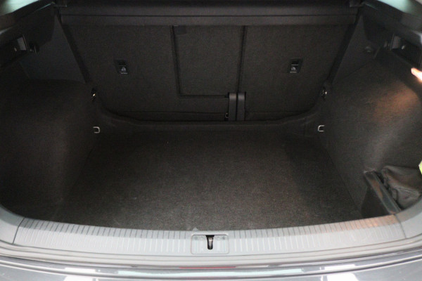 Volkswagen Tiguan 1.5 TSI ACT Comfortline Business LED, Navigatie, ACC, Trekhaak, Lane Assist, PDC