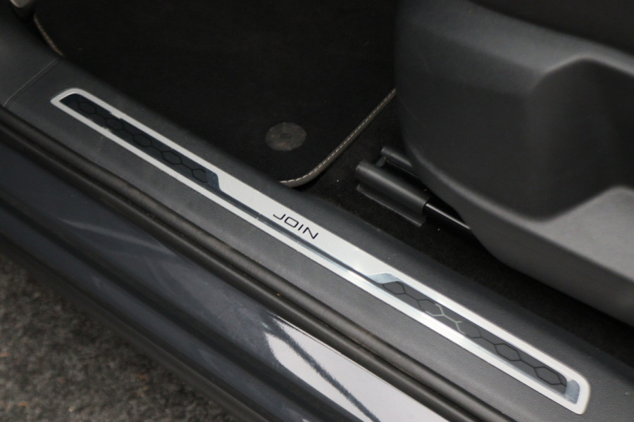 Volkswagen Tiguan 1.5 TSI ACT Comfortline Business LED, Navigatie, ACC, Trekhaak, Lane Assist, PDC