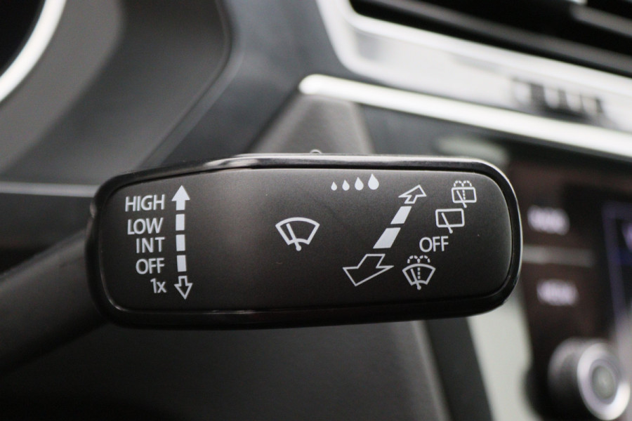 Volkswagen Tiguan 1.5 TSI ACT Comfortline Business LED, Navigatie, ACC, Trekhaak, Lane Assist, PDC