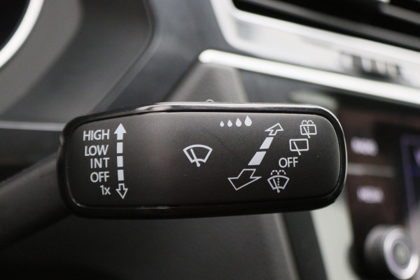 Volkswagen Tiguan 1.5 TSI ACT Comfortline Business LED, Navigatie, ACC, Trekhaak, Lane Assist, PDC