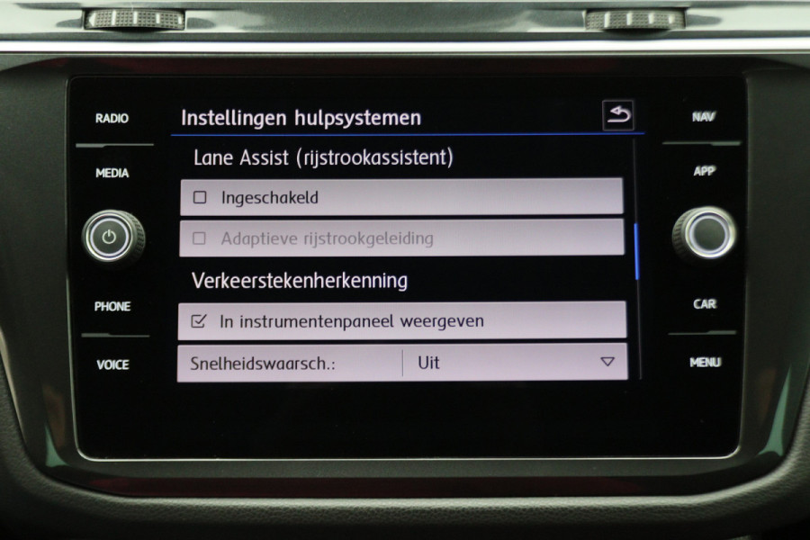 Volkswagen Tiguan 1.5 TSI ACT Comfortline Business LED, Navigatie, ACC, Trekhaak, Lane Assist, PDC