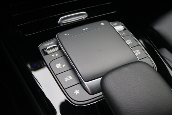 Mercedes-Benz CLA-Klasse Shooting Brake 180 Business Solution Luxury Leer, Camera, Apple Carplay, Sfeerverlichting, LED, PDC