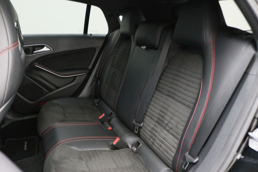Mercedes-Benz CLA-Klasse Shooting Brake 180 Business Solution AMG Night Upgrade Automaat Panoramadak, LED, Camera, Navigatie, Stoelverwarming, PDC, 18"