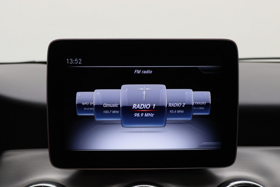 Mercedes-Benz CLA-Klasse Shooting Brake 180 Business Solution AMG Night Upgrade Automaat Panoramadak, LED, Camera, Navigatie, Stoelverwarming, PDC, 18"