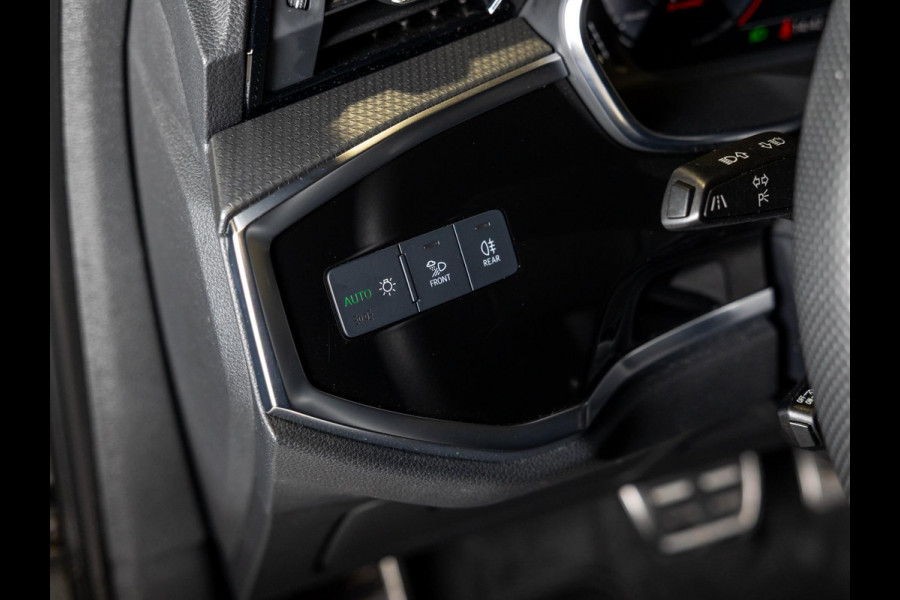 Audi Q3 35 TFSI 2x S Line / 150pk / Stoel en stuur verwarming / Achteruitrij camera / Sfeerverlichting /