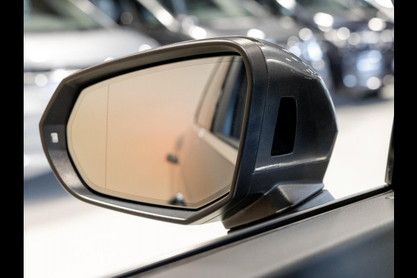 Audi Q3 35 TFSI 2x S Line / 150pk / Stoel en stuur verwarming / Achteruitrij camera / Sfeerverlichting /