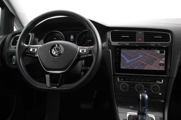 Volkswagen e-Golf Edition Automaat | Navigatie | Apple Carplay/Android Auto | Climate Control | Cruise Control | Lichtmetalen velgen 17" | Parkeer Sensoren V+A