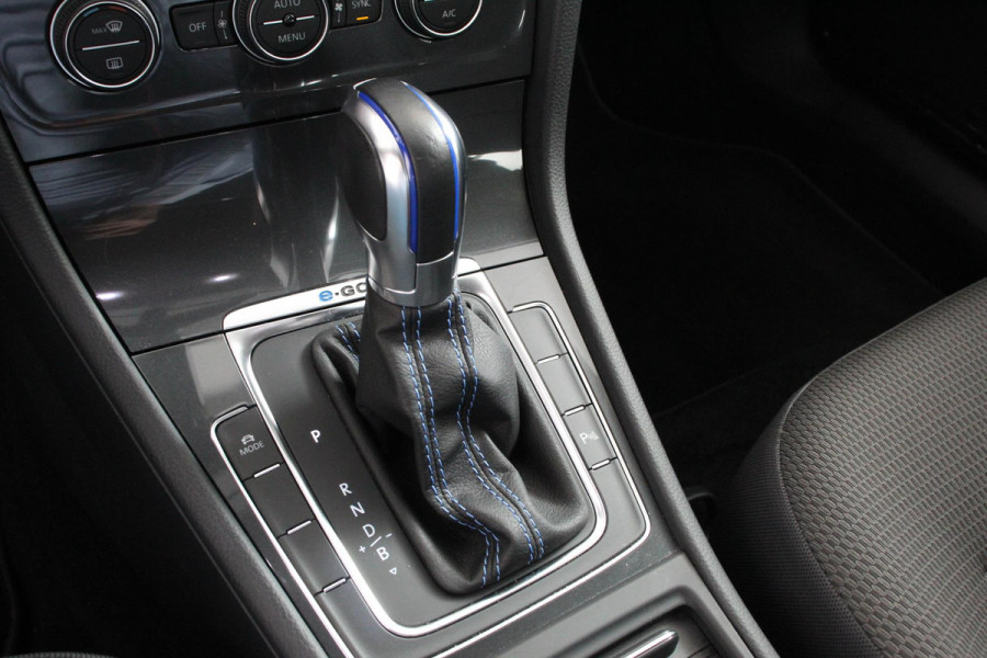Volkswagen e-Golf Edition Automaat | Navigatie | Apple Carplay/Android Auto | Climate Control | Cruise Control | Lichtmetalen velgen 17" | Parkeer Sensoren V+A