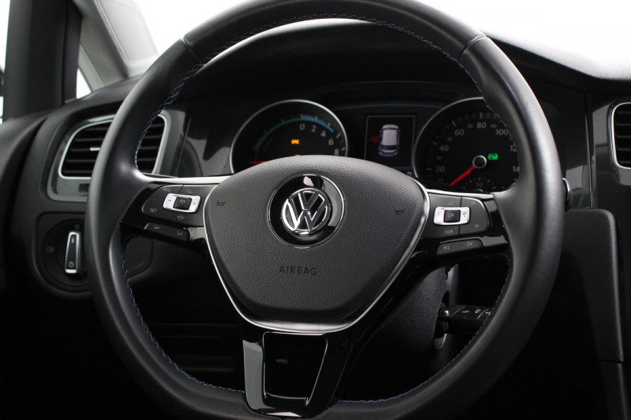 Volkswagen e-Golf Edition Automaat | Navigatie | Apple Carplay/Android Auto | Climate Control | Cruise Control | Lichtmetalen velgen 17" | Parkeer Sensoren V+A