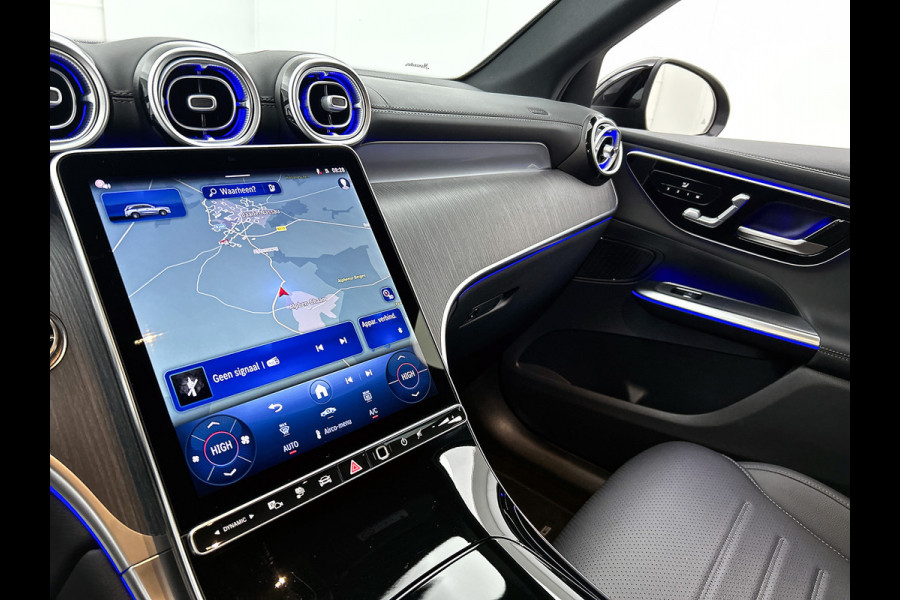 Mercedes-Benz GLC 300 e 4MATIC AMG Plug-In Hybride AMG Line | Night Pakket | Trekhaak | Panorama Schuif-Kanteldak | Offroad-Techniek Pakket | Distronic. Inclusief 24 maanden MB Certified garantie voor Europa.