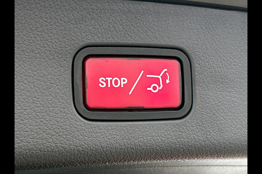 Mercedes-Benz GLC 300 e 4MATIC AMG Plug-In Hybride AMG Line | Night Pakket | Trekhaak | Panorama Schuif-Kanteldak | Offroad-Techniek Pakket | Distronic. Inclusief 24 maanden MB Certified garantie voor Europa.